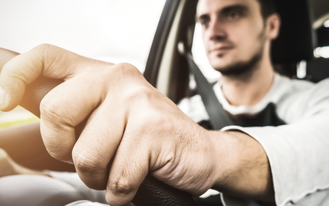 Uomo alla guida di auto a noleggio