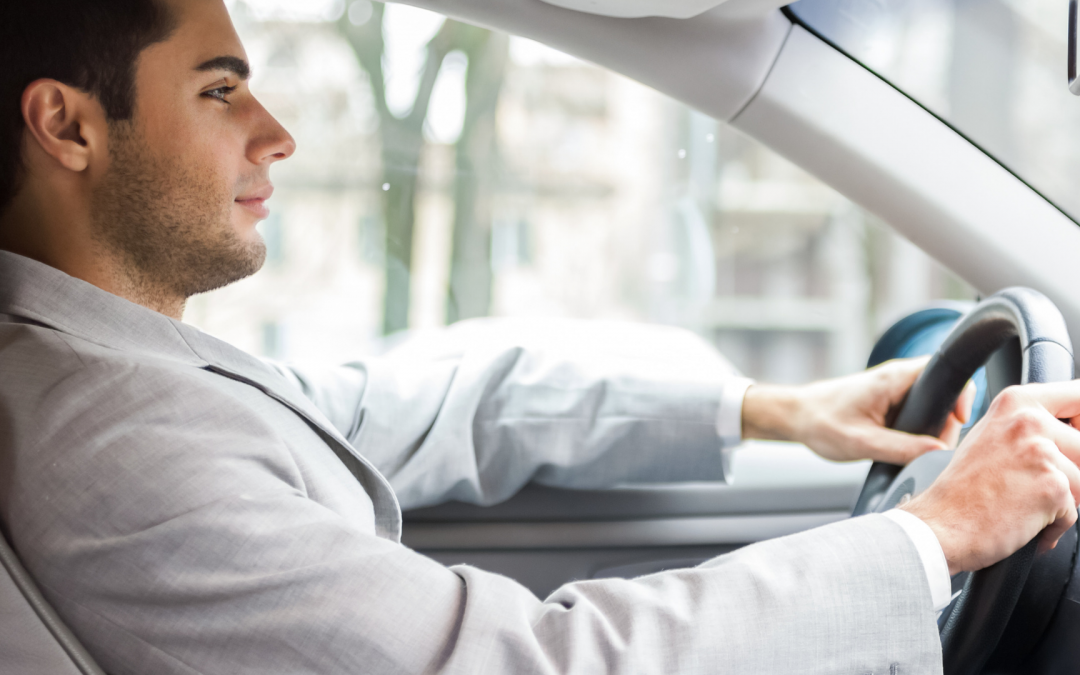 uomo alla guida di auto a noleggio